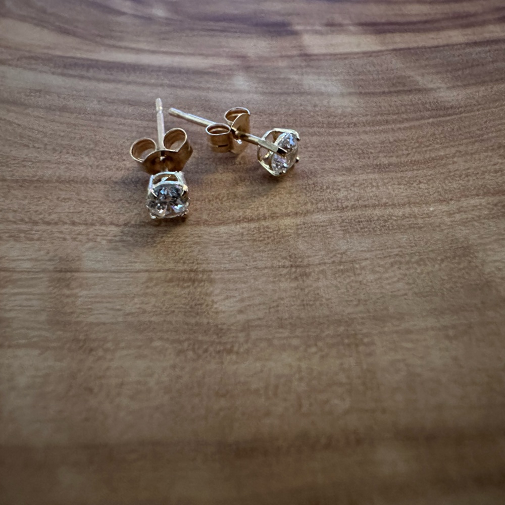 10kt gold and cubic zirconia studs (new)
